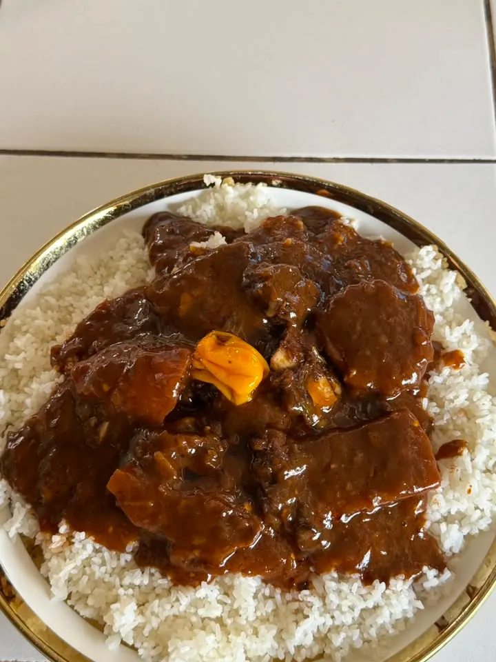 Riz, sauce à la viande et piment